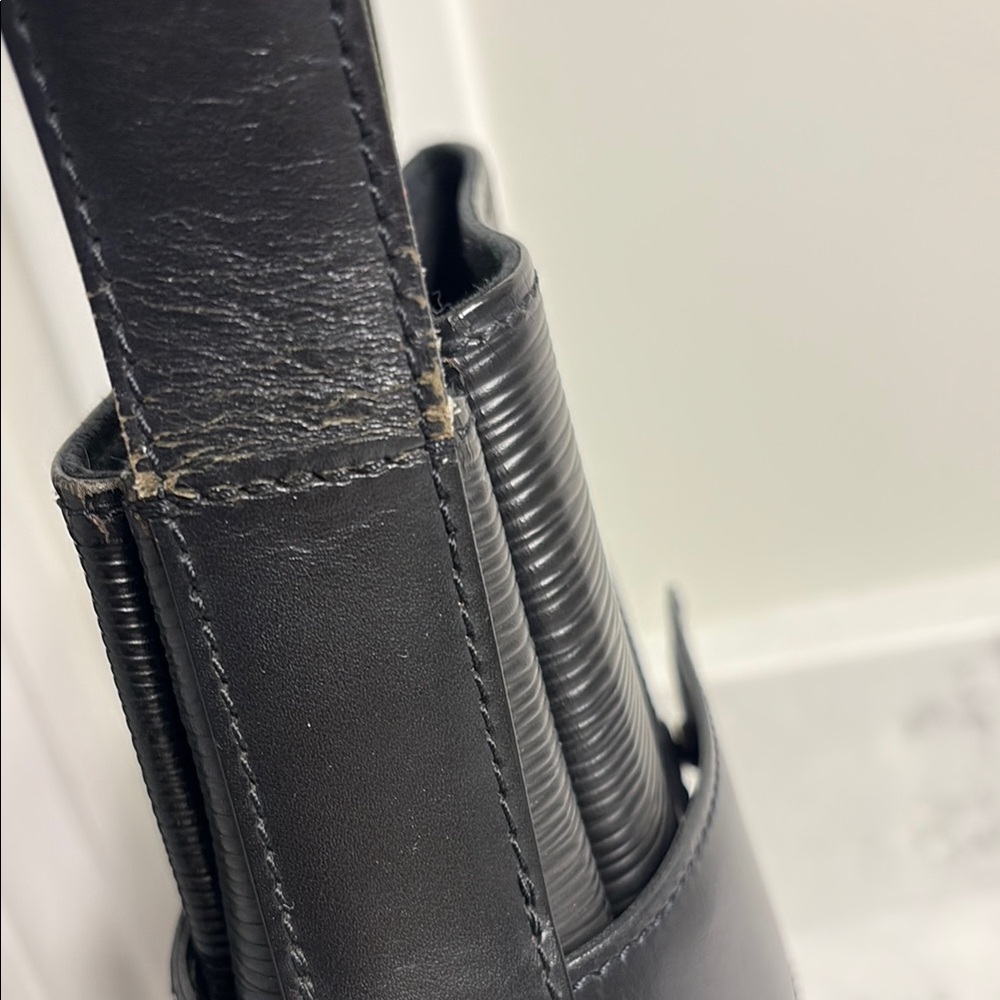 AUTHENTIC Louis Vuitton Black Epi Leather Sac D’ePaule - Picture 6 of 16